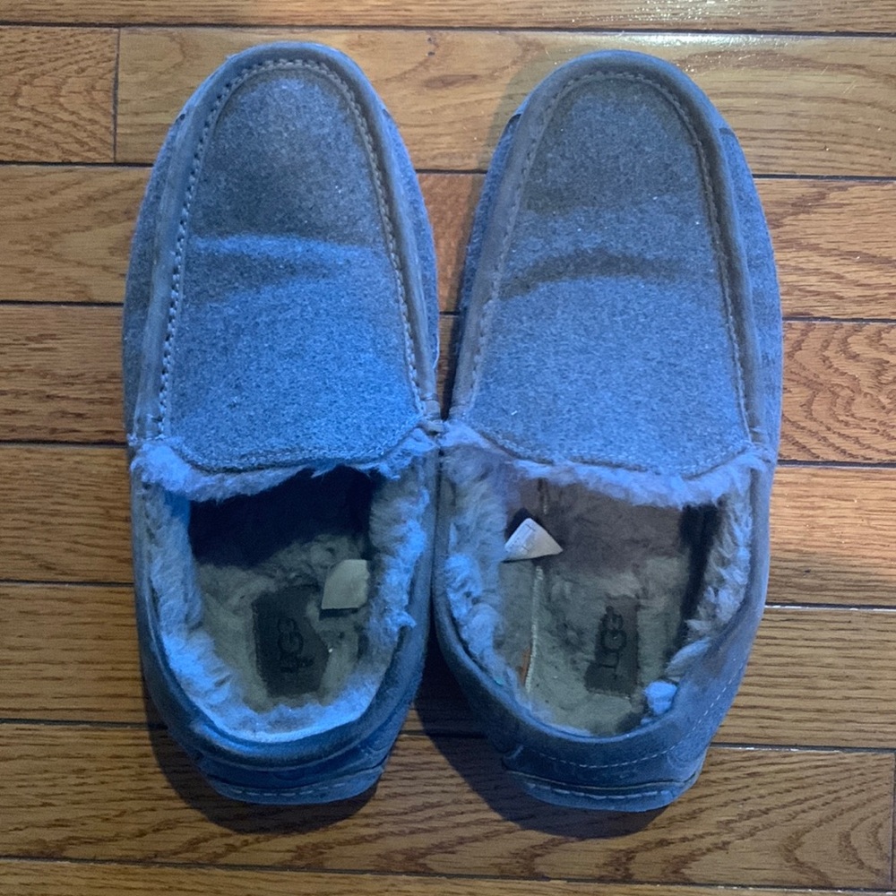 Mens moccasin. Indoor slippers. Used/good condition. Smoke free/ pet free home.